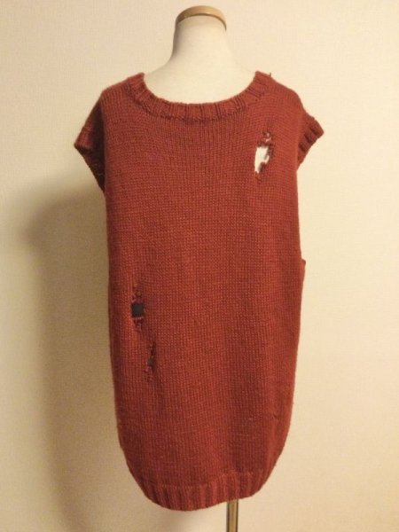 画像3: 【夜の街燈 Street Lamp at Night】・タータンパッチ付きダメージニットベスト　レッド　（リメイク古着） (3)