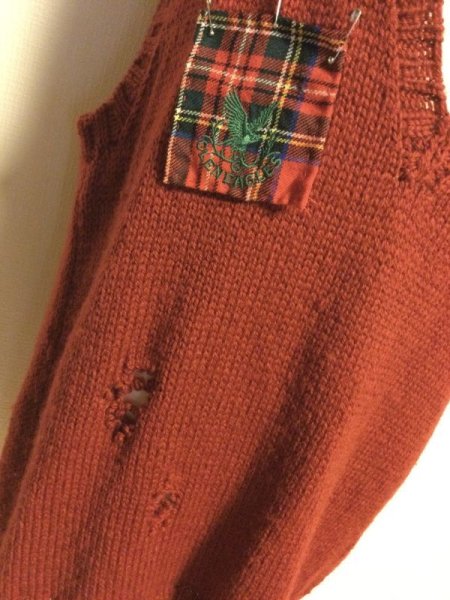 画像4: 【夜の街燈 Street Lamp at Night】・タータンパッチ付きダメージニットベスト　レッド　（リメイク古着） (4)