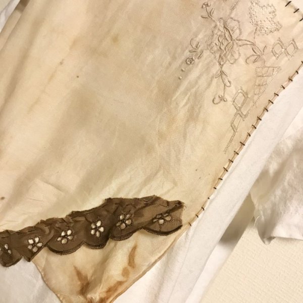 画像7: 【夜の街燈 Street Lamp at Night】・退廃ムラ染めリメイクTシャツ　【ヴィンテージ刺繍ハンカチ+スカラップレース】 (7)