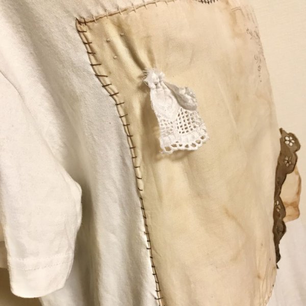 画像6: 【夜の街燈 Street Lamp at Night】・退廃ムラ染めリメイクTシャツ　【ヴィンテージ刺繍ハンカチ+スカラップレース】 (6)