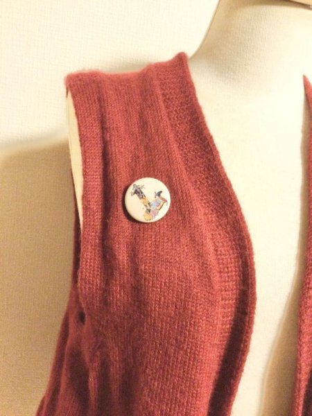 画像8: 【USED】・ニットベスト　赤　+　松任谷由実ツアー缶バッチ付き (8)