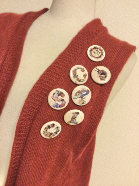 画像2: 【USED】・ニットベスト　赤　+　松任谷由実ツアー缶バッチ付き (2)
