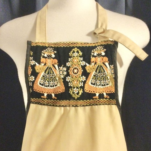 画像4: 【VINTAGE】・チロリアン風少女の刺繍エプロン (4)