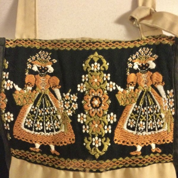 画像8: 【VINTAGE】・チロリアン風少女の刺繍エプロン (8)