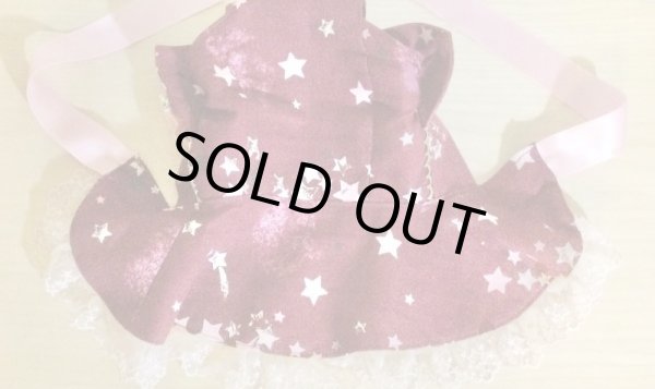 画像2: ◼️再値下げ◼️BABY,THE STARS SHINE BRIGHT/星屑Fantasia〜双子の星ネコちゃんのホロスコープ〜柄くみゃケープ　エンジ　※くみゃちゃん用のお洋服です 【5000円→2000円】 (2)