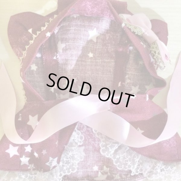 画像4: ◼️再値下げ◼️BABY,THE STARS SHINE BRIGHT/星屑Fantasia〜双子の星ネコちゃんのホロスコープ〜柄くみゃケープ　エンジ　※くみゃちゃん用のお洋服です 【5000円→2000円】 (4)