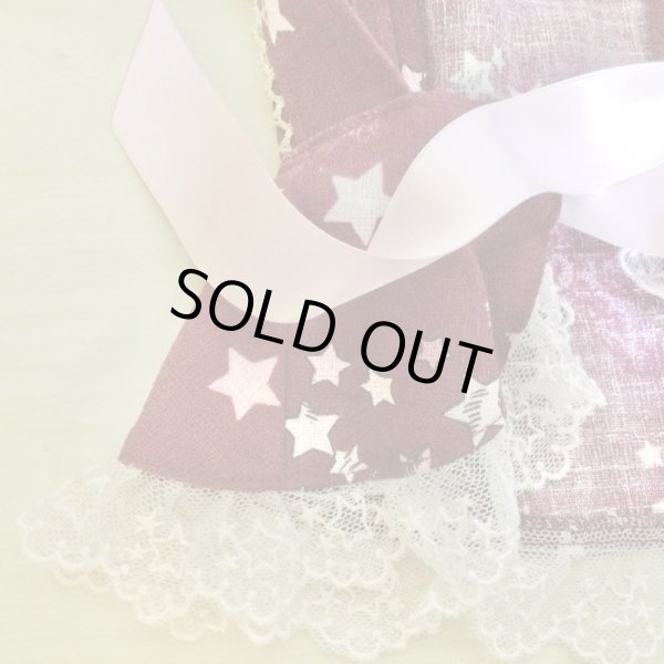 画像3: ◼️再値下げ◼️BABY,THE STARS SHINE BRIGHT/星屑Fantasia〜双子の星ネコちゃんのホロスコープ〜柄くみゃケープ　エンジ　※くみゃちゃん用のお洋服です 【5000円→2000円】 (3)