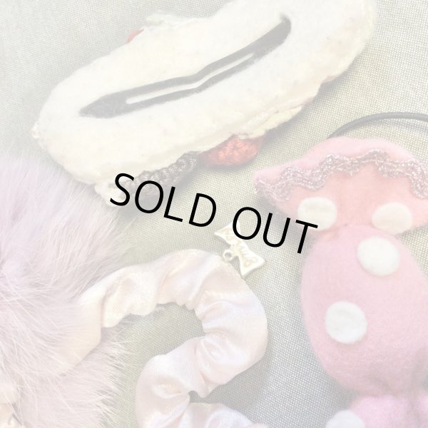 画像4: 【USED】・Emily Temple cute/ポンポンヘアゴム　＋　Shirley Temple/キャンディのヘアゴム　＋　クリエーターブランド/いちごクリップ　＋　ノーブランド/カップケーキヘアゴム　4個SET (4)