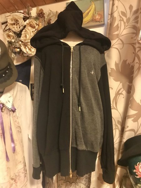 画像1: 【USED】・Vivienne Westwood MAN /オーブ刺繍ビッグフードパーカー　ブラック×グレー (1)
