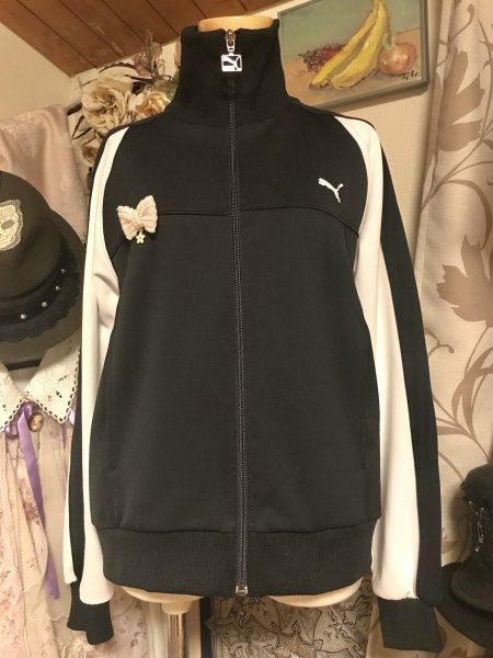 画像1: 【USED】・PUMA/トラックジャケット　ブラック×ホワイト　＋リボンブローチ付き (1)