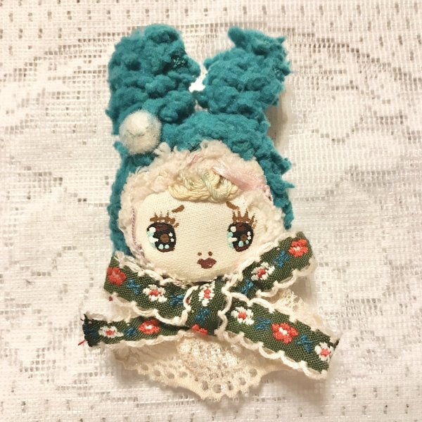 画像1: 【USED】・文化人形風うさぎお顔ブローチ グリーン (1)